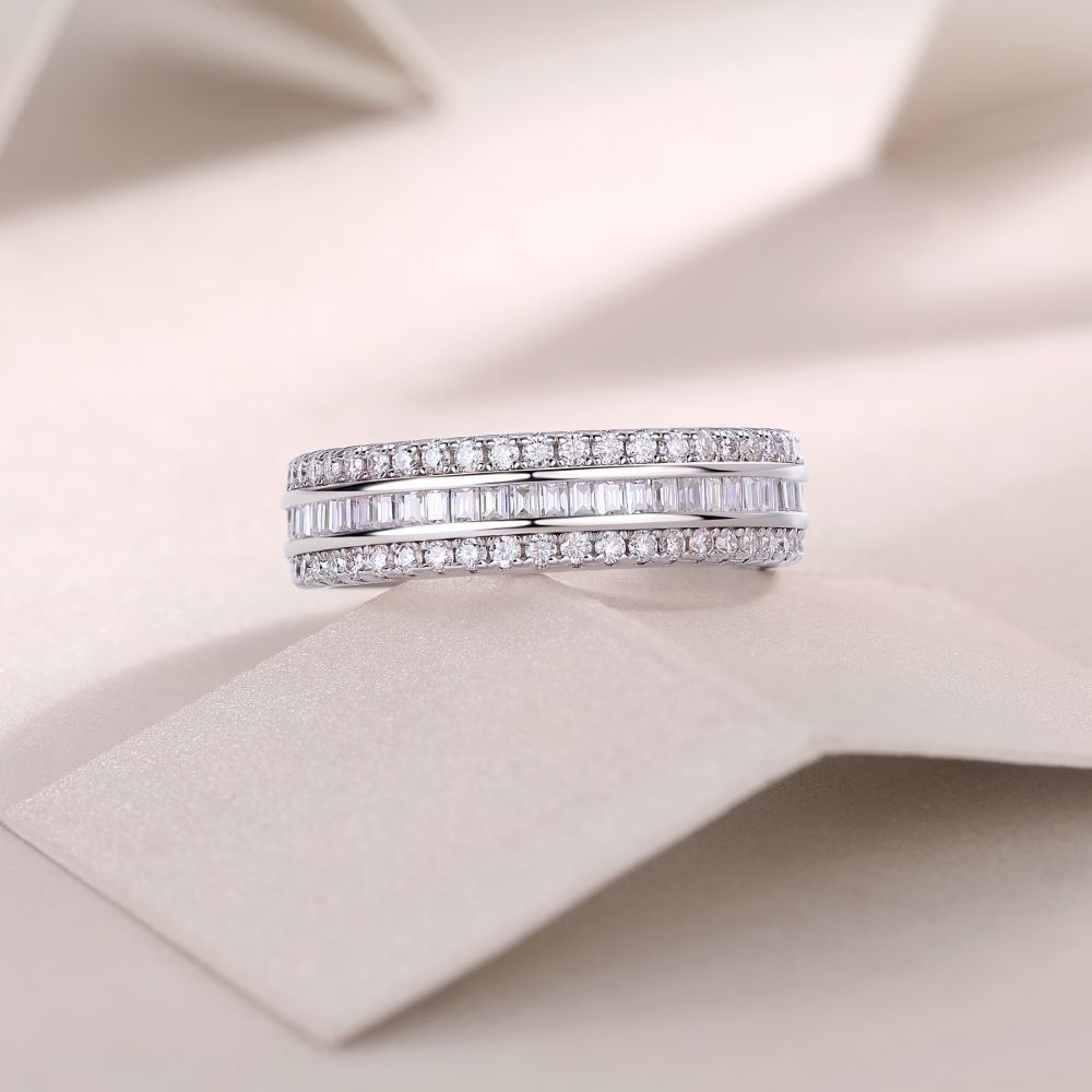 R13250 Minimalist Moissanite Pavé Ring – Artistic Elegance & Brilliant Craftsmanship